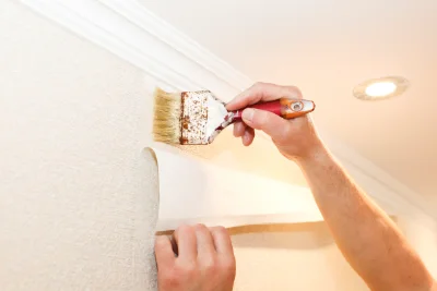 Pose de papier peint à Ollans — revêtements muraux et toiles de verre